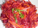 Salát z červené řepy s mrkví a ředkví recept