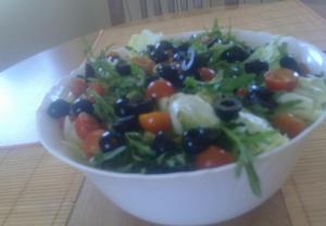 Salát s rukolou a olivami