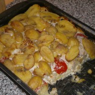 Zapečené brambory s rajčaty, kuřecím a nivou recept