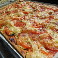 Domácí pizza s cuketou, rajčaty a sýrem recept