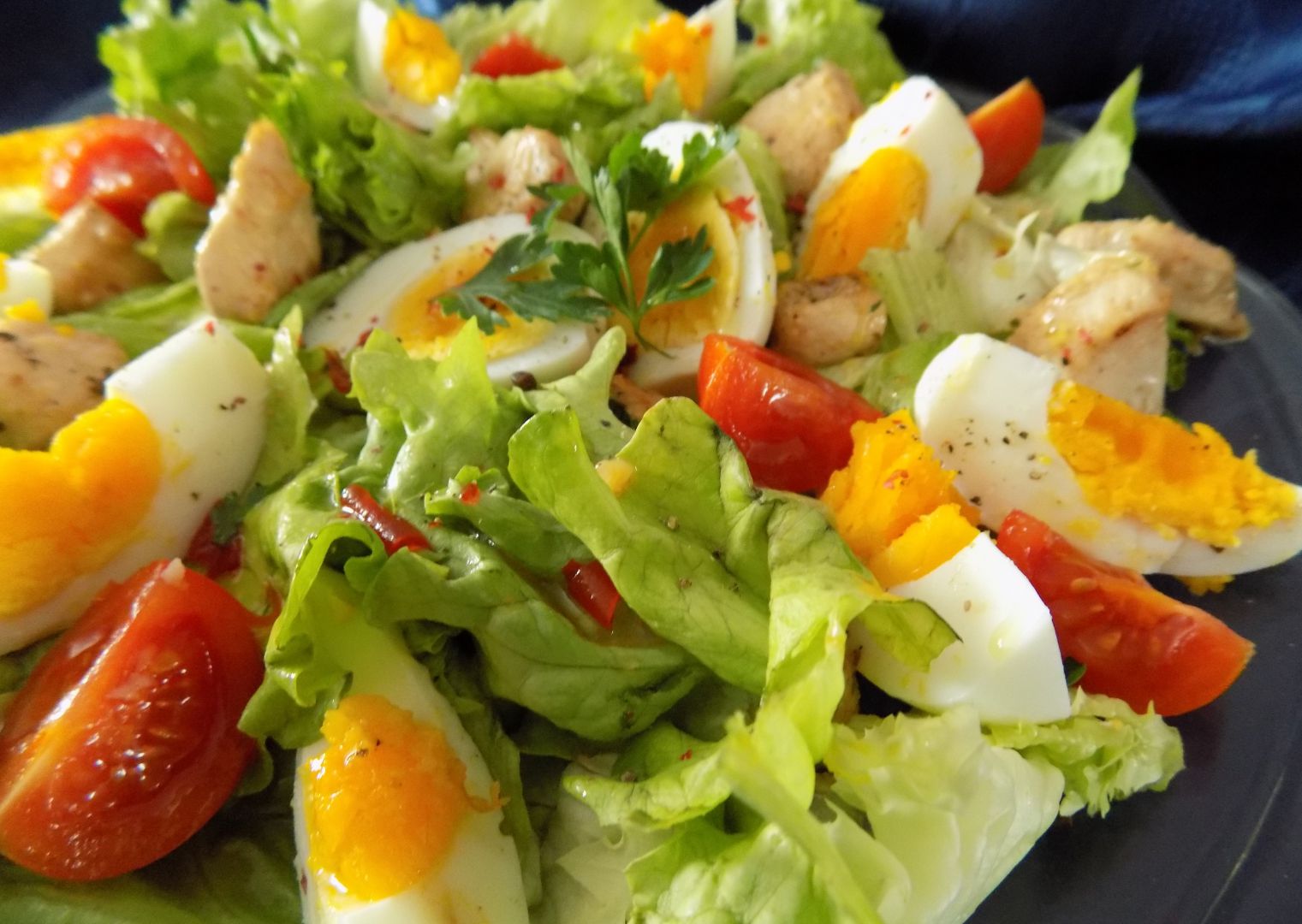 Listový salát s teplým kuřecím masem a vejci recept