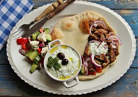 Řecké menu  gyros, tzatziki, řecký salát, pita recept