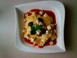 Těstoviny, rajčatová passata, kozí sýr a olivy recept