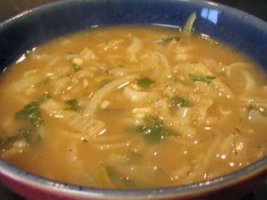 Recept Cibulová polévka s taštičkami plněnými nivou