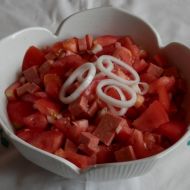 Rajčatový salát se salámem recept