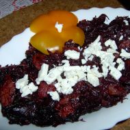 Dušené zelí s klobásou a balkánským sýrem recept