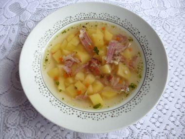 Uzená polévka ze žeber s bramborem