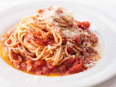 Špagety s rajčatovou omáčkou a křupavou slaninou