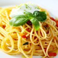 Špagety s rajčaty a ovčím sýrem recept