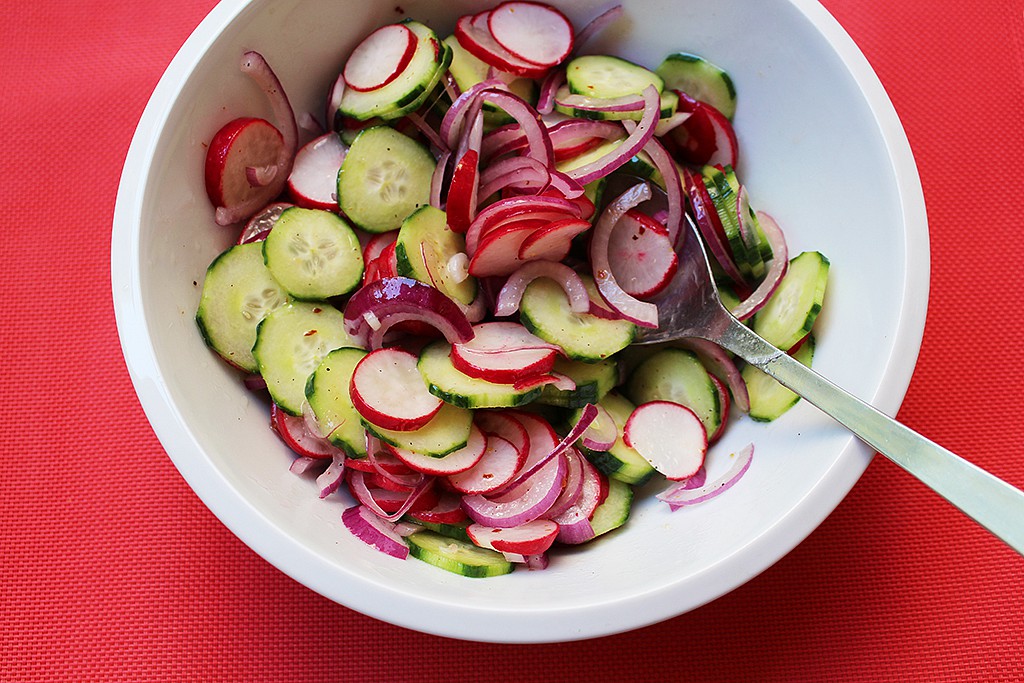 Ředkvičkový salát s okurkou a červenou cibulí recept