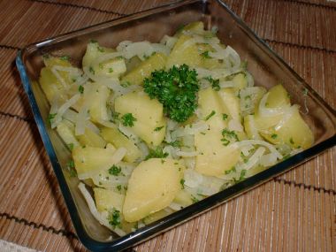 Teplý bramborovo  cibulový salát