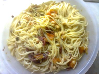 Špagety s fazolemi a rajčaty