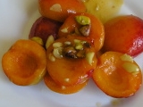 Horké meruňky s mandlemi a pistáciemi recept