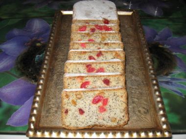 Pestrofarebný chlebík s makom a ovocím