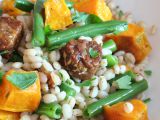 Teplý salát s kroupami, tempehem a zeleninou recept