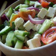 Pestrý salát s cibulí a sýrem recept