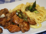 Kuře na pánvi se sezamem a čínskými nudlemi recept