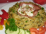 Špagetová hnízda se špenátem a vejcem recept