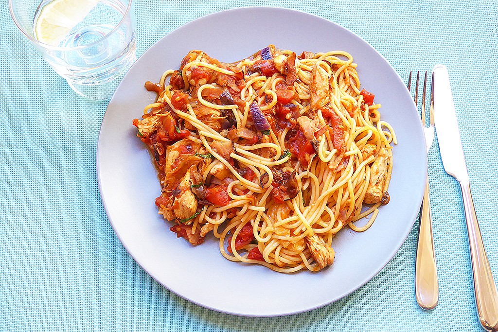 Špagety s rajčaty a kuřecím masem recept