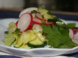 Jednoduchý salát s ředkvičkami a okurkou recept