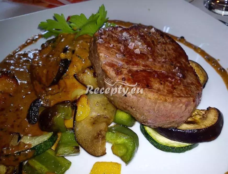 Steak z telecí svíčkové na grilované zelenině s dijonskou omáčkou ...