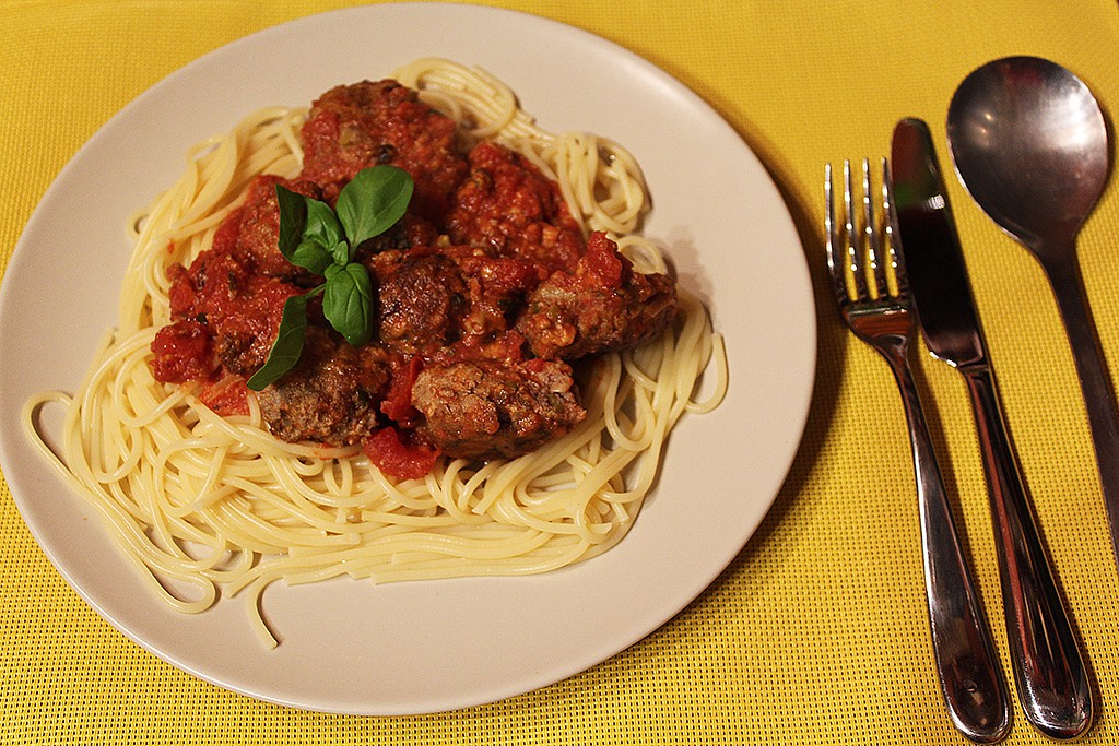 Masové placičky se sýrem, rajčaty a špagetami recept