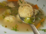 Zdravá zeleninová polévka s knedlíčkama z droždí, zázvoru a zeleniny