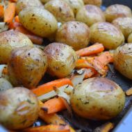 Pečené nové brambory s karotkou recept