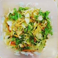 Zeleninový salát s kuřecím masem a dresinkem recept