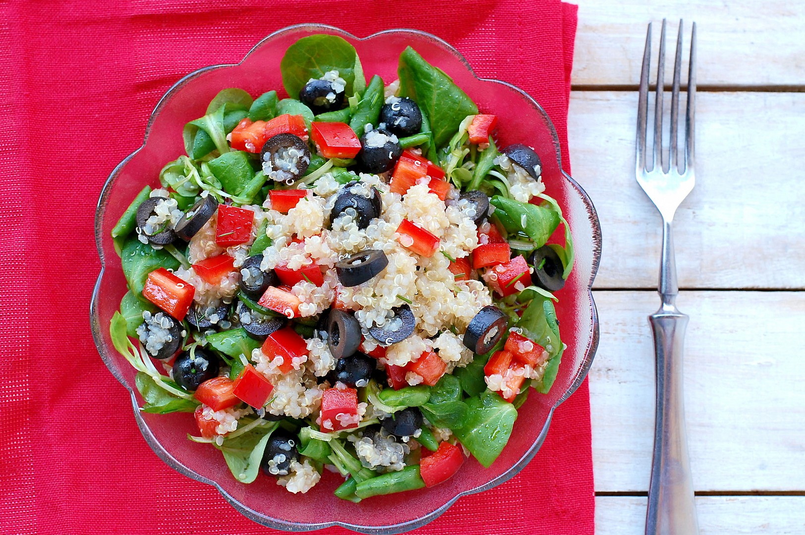 Zeleninový salát s quinoou a olivami recept