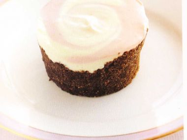 Tvarohové dortíčky cheesecake s bílou čokoládou a jahodami ...
