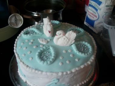 Piškotový dort s labutěmi