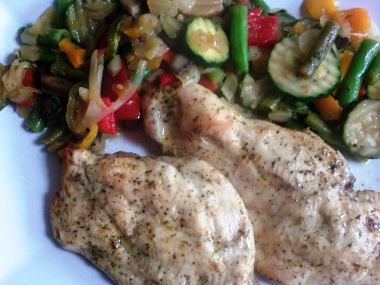 Grilovaná kuřecí prsa se zeleninou