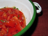 Rajčatový salát s bazalkou a česnekem recept