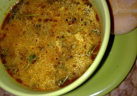Rychlá drštková polévka na pórku, zelenin. základu s chilli papričkou
