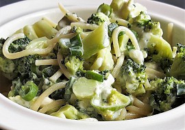 Špagety s brokolicí a nivou recept