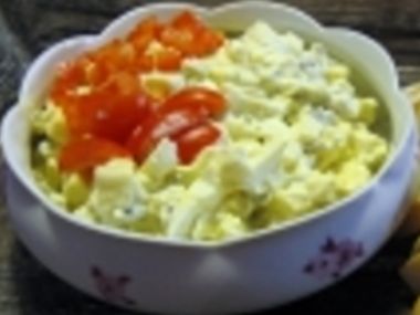 Vaječný salát se sýrem a zeleninou