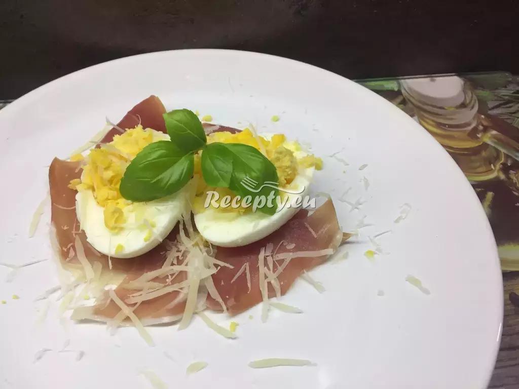 Plněná vejce se salátkem recept  jídla z vajec