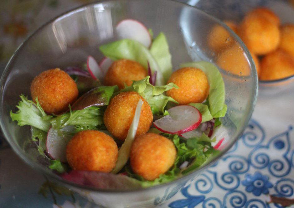 Jarní salát se sýrovými kroketkami recept
