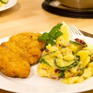 Kuřecí řízek s bramborovo-okurkovým salátem recept