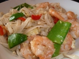 Pad Thai nebo opékané rýžové nudle s krevetami a zeleninou ...
