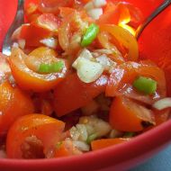 Bylinkový rajčatový salát s cibulí recept