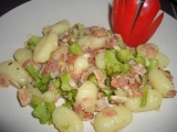 Česnekové gnocchi s brokolicí a slaninou recept