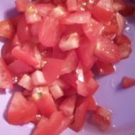 Letní rajčatový salát s cibulí recept