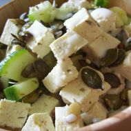 Salát s česnekovým tofu recept