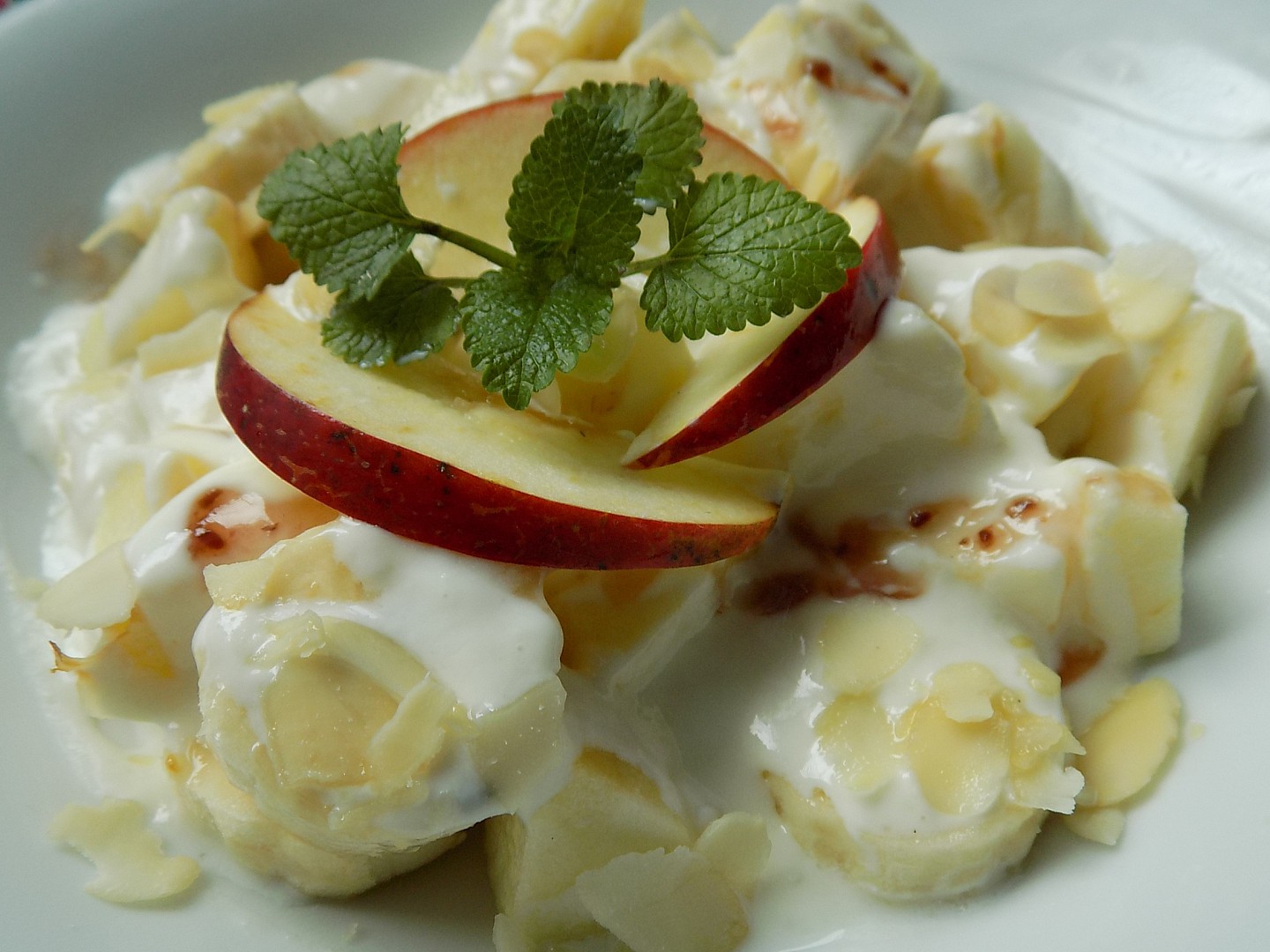 Banánový salát s jablky, jogurtem a mandlemi recept