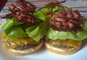 Klasický americký hamburger na grilu