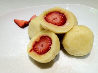 Tvarohové knedlíky s jahodama (či jiným ovocem)