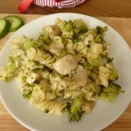 Těstovinový salát s brokolicí a kuřecím masem recept