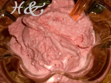 Jahodová zmrzlina s kysanou smetanou